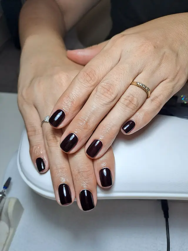Manicure en tono vino oscuro