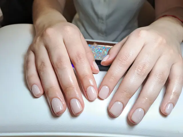 Manicure ovalada en tono nude