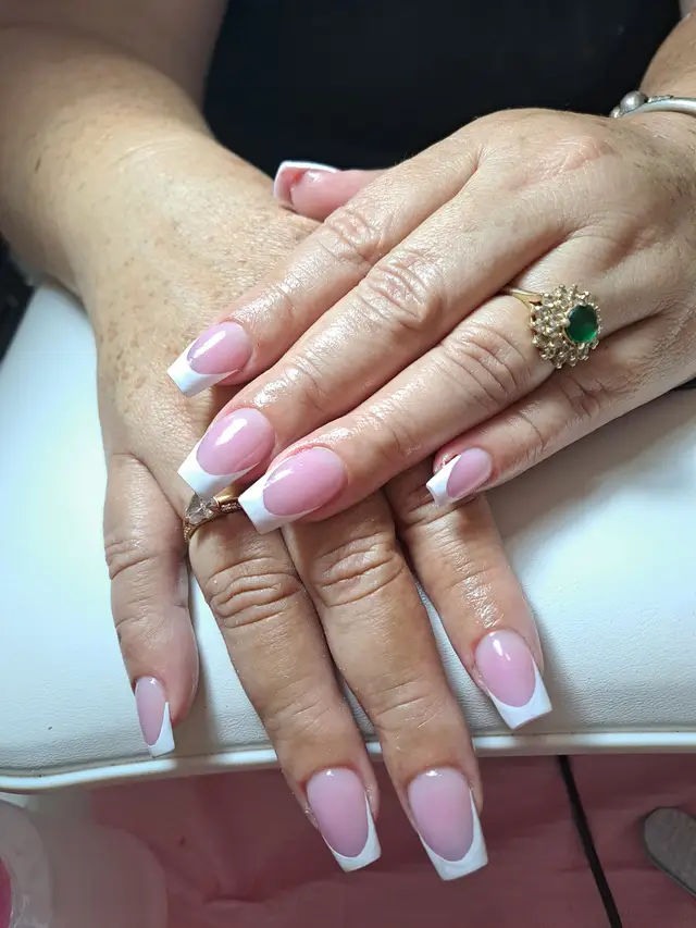 Uñas acrílicas con punta francesa y detalle de brillante