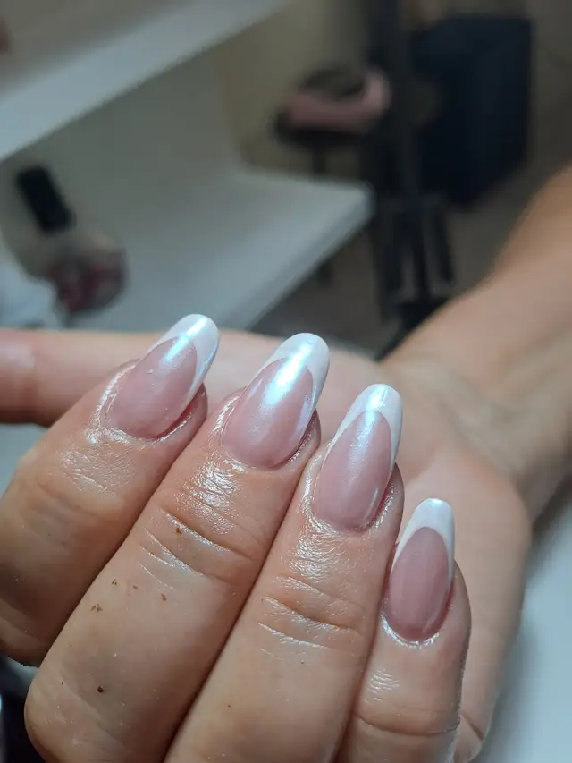 Uñas con acabado cromado holográfico