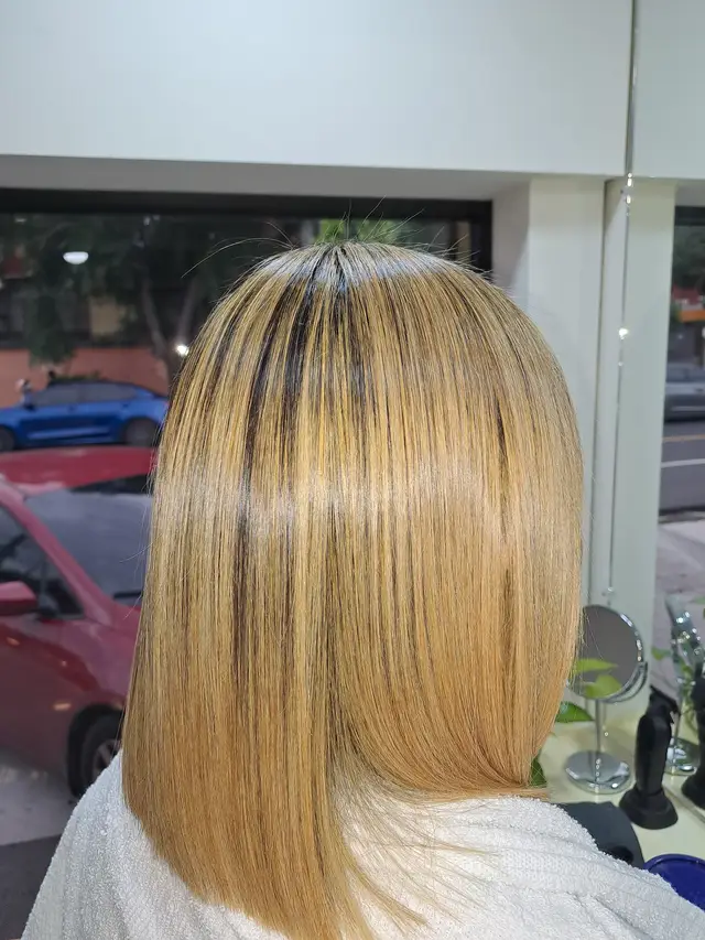 Cabello rubio con brillo saludable