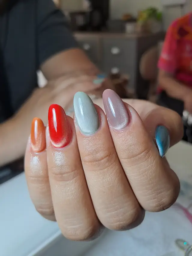 Set de uñas cromadas en colores variados