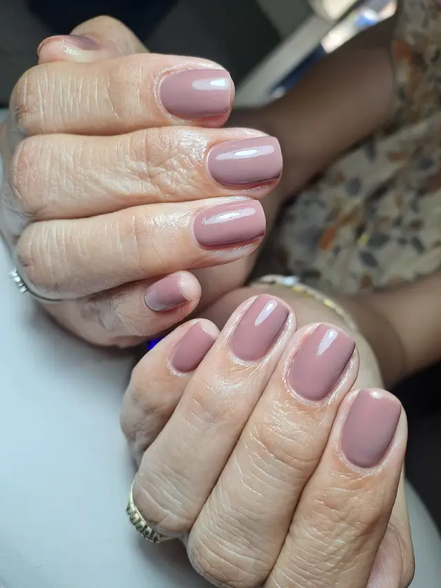 Manicure en tono malva