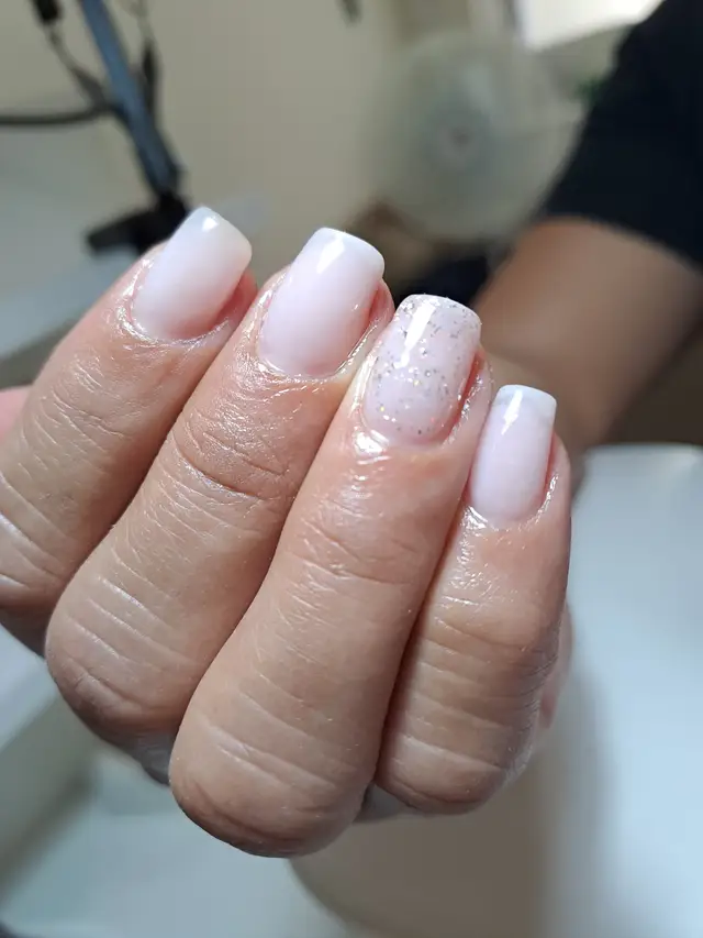 Uñas acrílicas ombré con brillantina