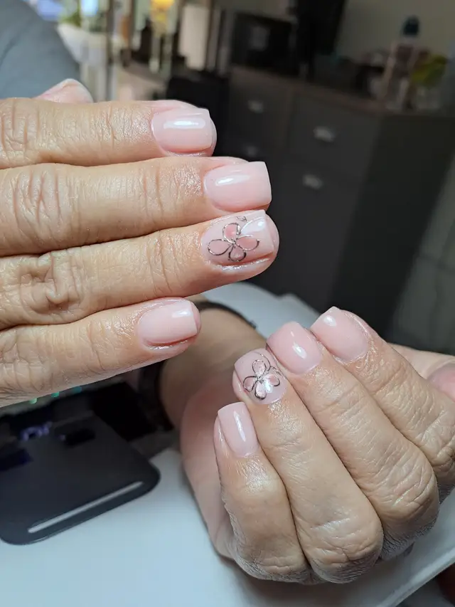 Uñas francesas con flor 3D decorativa