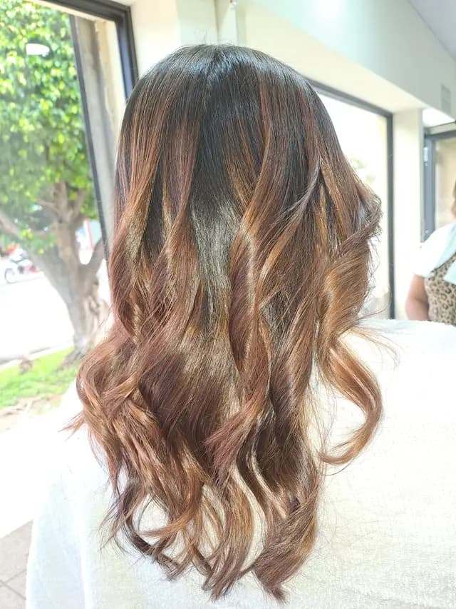 Cabello ondulado oscuro