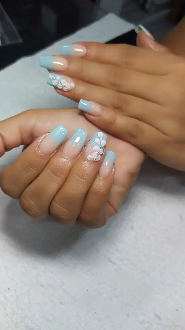Uñas con diseño floral azul