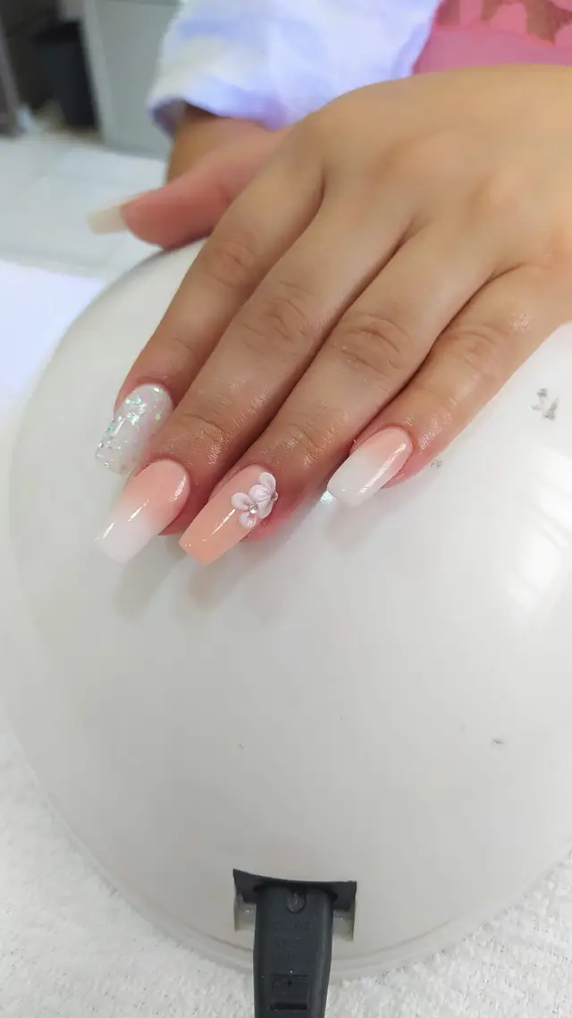 Uñas acrílicas nude con brillantina