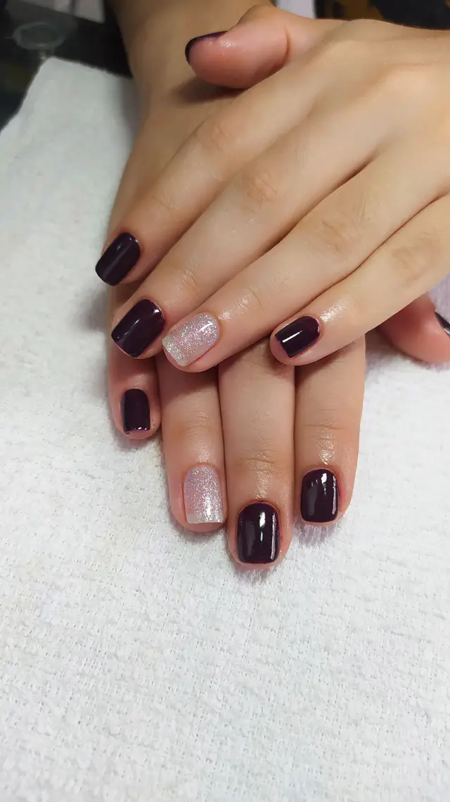 Pedicure blanca con flor decorativa