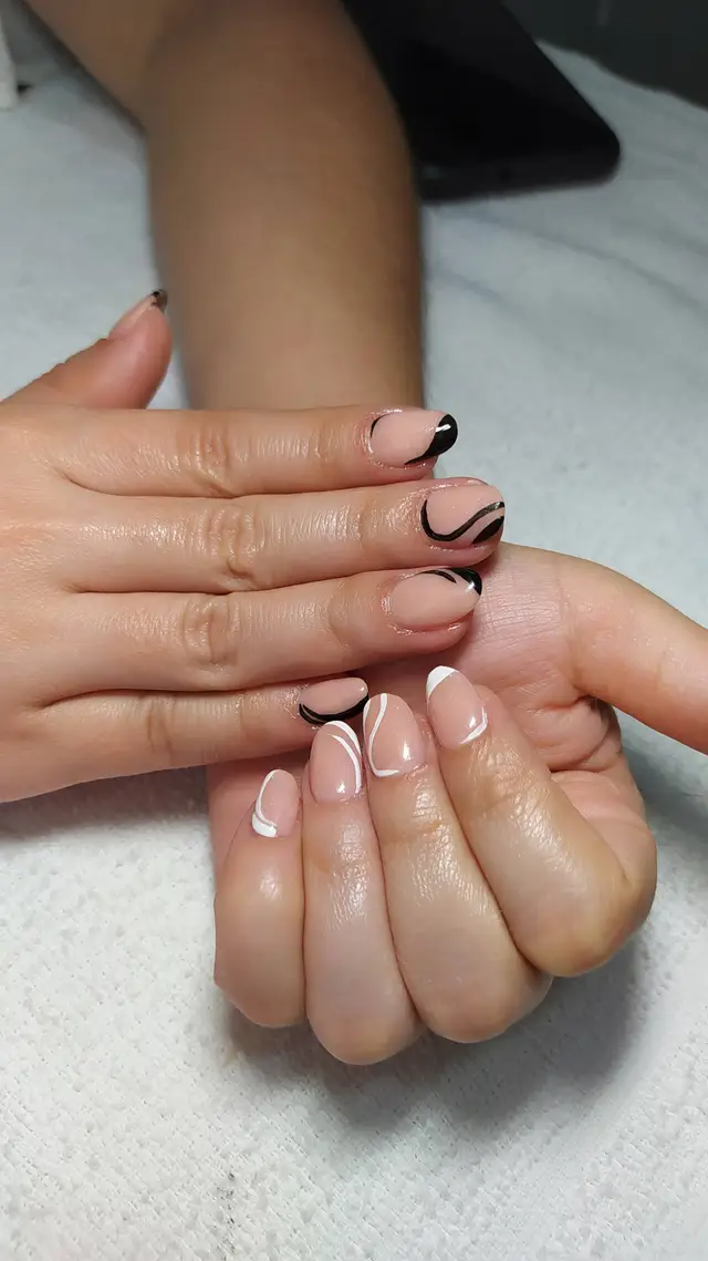 Nail art lineal en blanco y negro