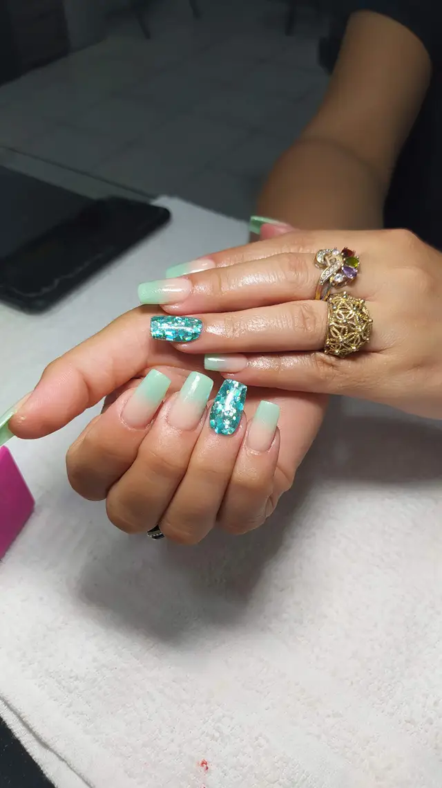 Uñas holográficas en tonos verde y morado