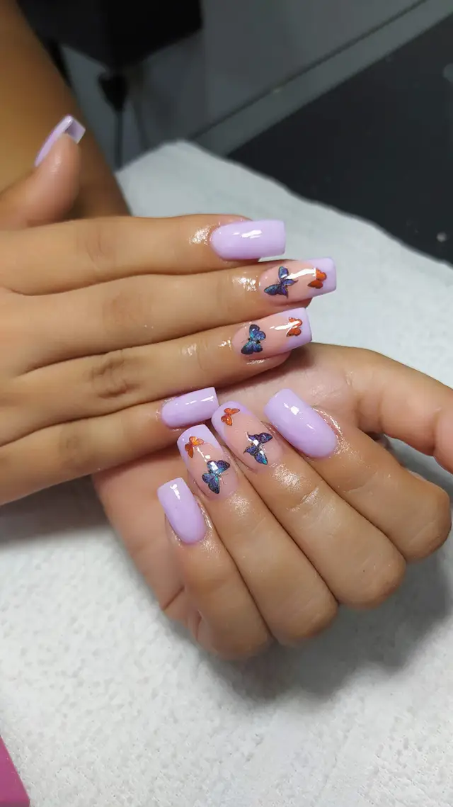 Uñas con diseño floral en tono lavanda